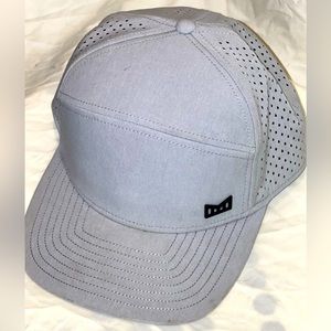 Mens Melin TRENCHES ICON HYDRO Performance Snapback Hat Heather Gray
